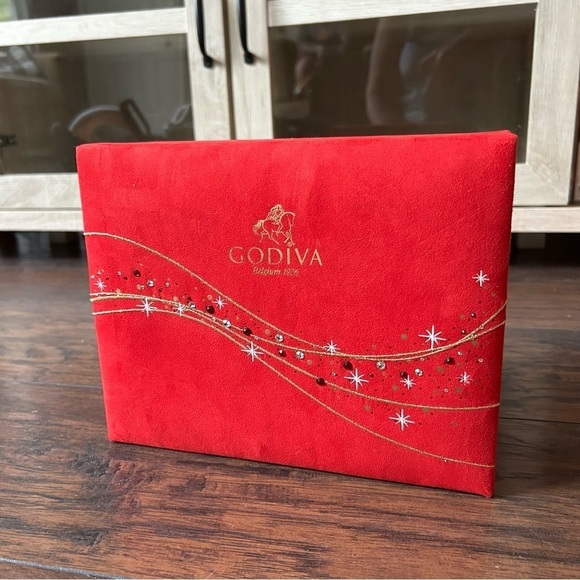 GODIVA Holiday Chocolate Box - Picture 1 of 10
